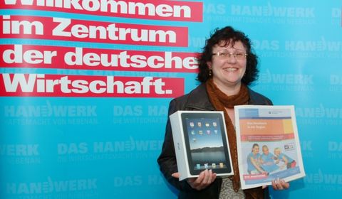 Bild: Constance Widmaier freut sich über den Hauptgewinn, ein nagelneues Apple iPad.