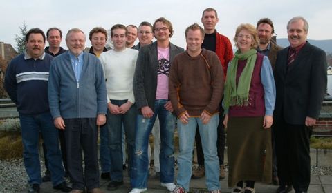 Bild: Die neuen Maler- und Lackierermeister mit Mitgliedern der Prüfungskommission.