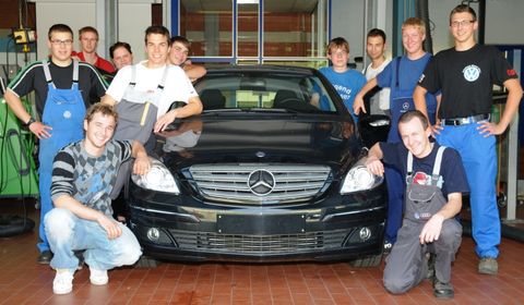 Daimler unterstützt Bildungsakademie Tübingen mit Fahrzeugspende