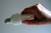Bild: Energiesparlampen statt Glühbirnen - ein praktischer Vorschlag, die Energiekosten im Haushalt zu senken.